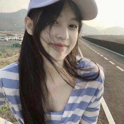 在火山下
